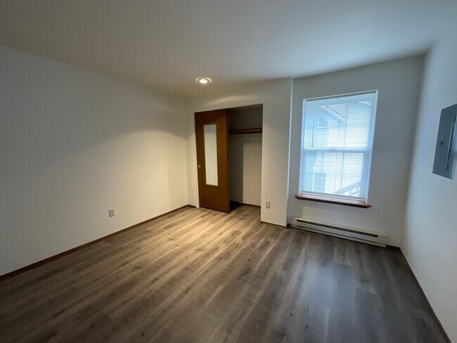 Building Photo - 1/2 MONTH OFF RENT if you move in during A...
