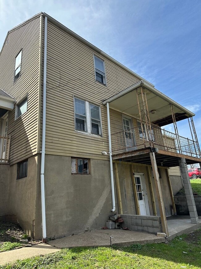 Building Photo - 3 Bedroom Home with Attached Garage