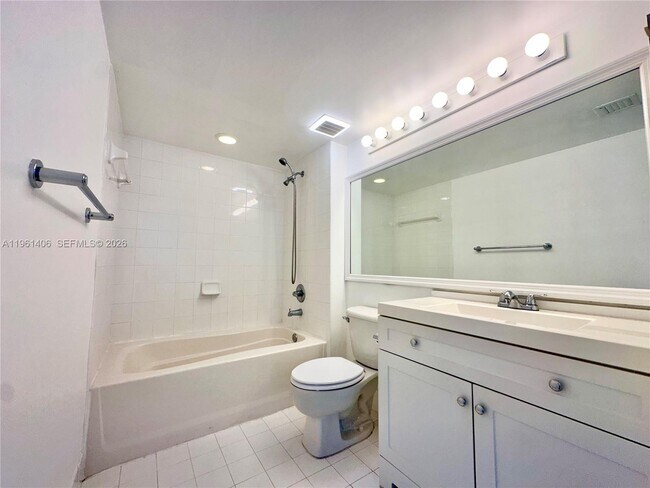 Building Photo - 1155 Brickell Bay Dr