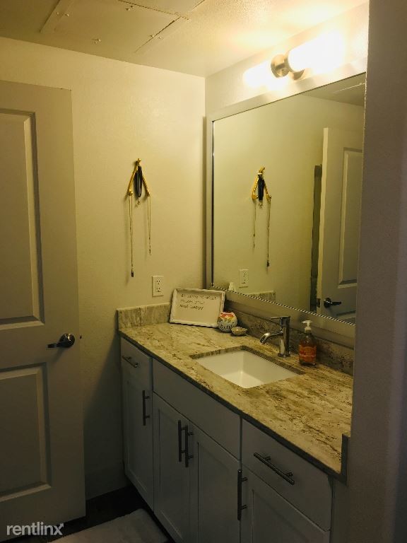 Building Photo - 1 br, 1 bath Apartment - 3211 Palm Way