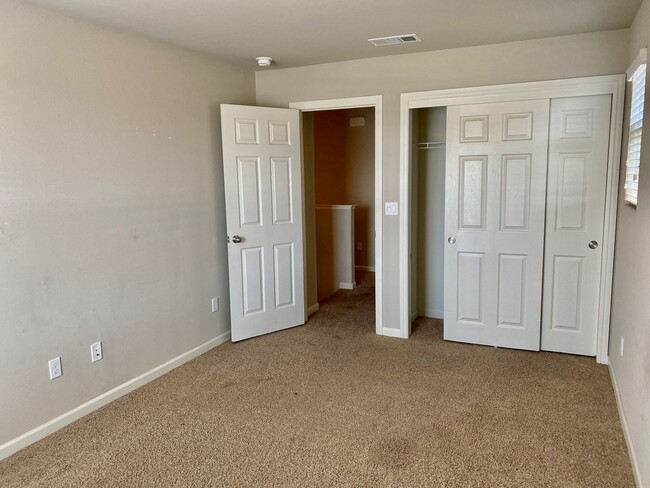 Building Photo - $2,300 Barstow & DeWolf 3 Bedroom - Commun...