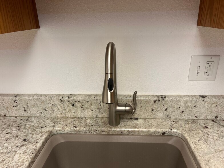 Kitchen faucet - 2902 Shadow Creek Dr