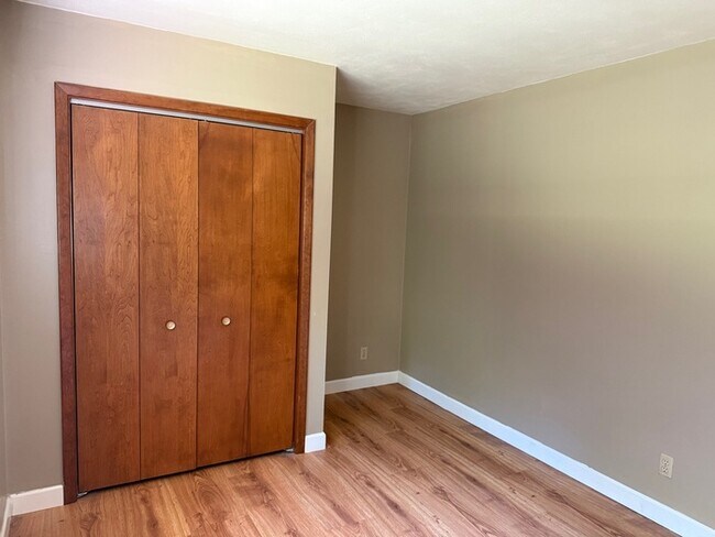 Building Photo - Lindbergh Schools 3BD 2.5 Bth Open Floor Plan