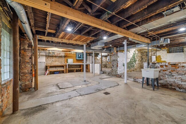 Building Photo - *Beautifully Updated & Spacious 4BD/2.5BA Single Family Home Available in South Side Slopes*