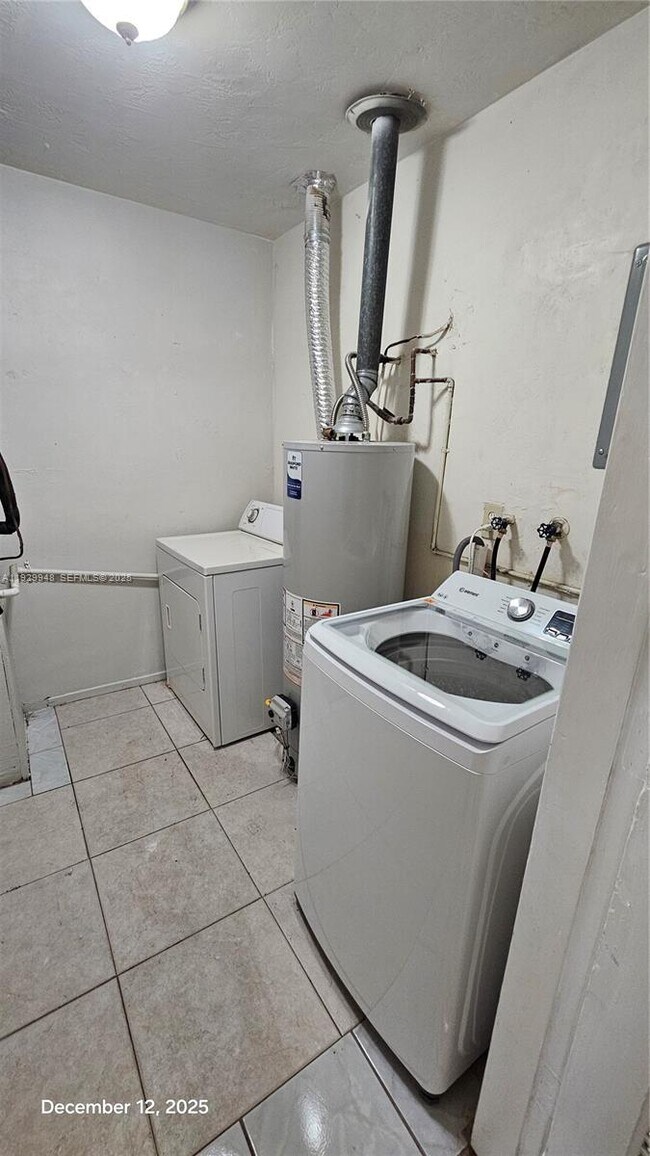 Building Photo - 1040 N 70th Ave