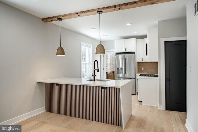 Building Photo - 303 W Washington St