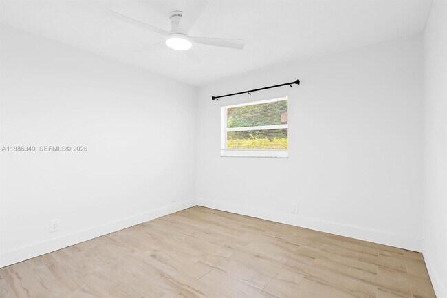 Building Photo - 1109 NE 6th Ave