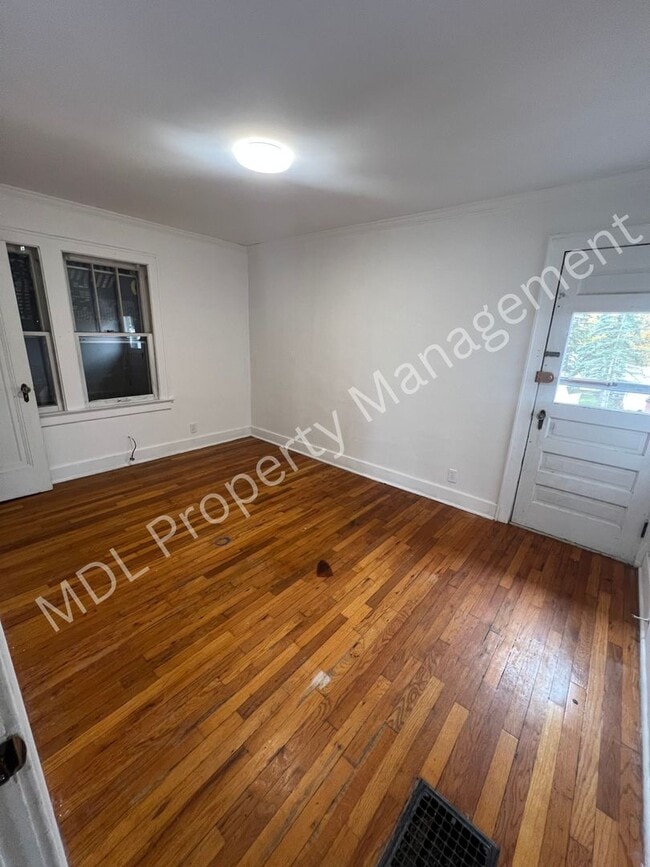 Building Photo - 3 bed 1 bath Home!