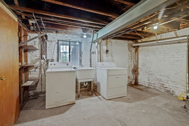 Building Photo - Spacious 6BR/1.5BA Row home