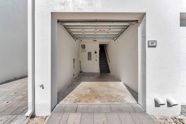 Building Photo - 10220 NW 63rd Terrace