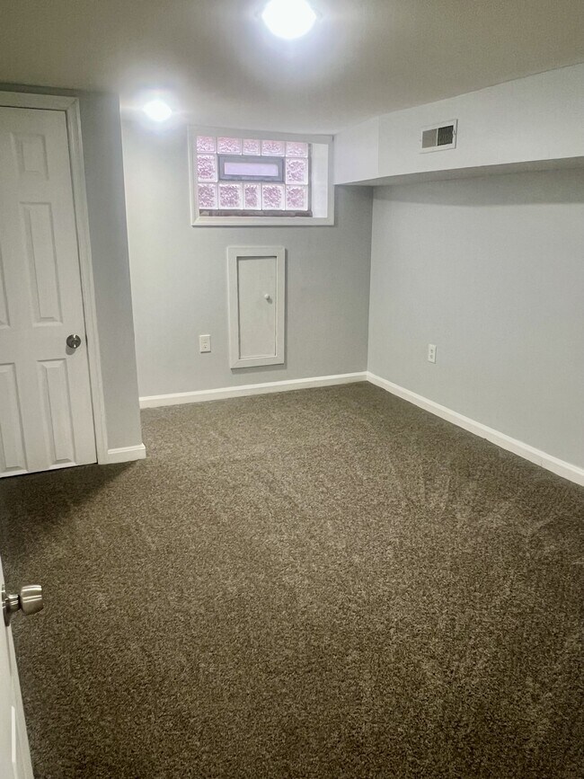 Building Photo - 808 N Streeper St