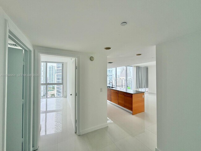 Building Photo - 495 Brickell Ave