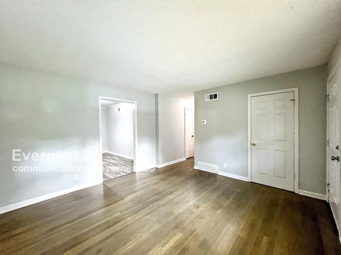 Building Photo - 8549 Southaven Cir W