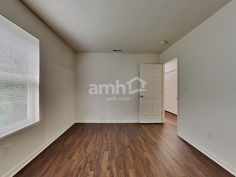 Building Photo - 11424 Long Lake Dr
