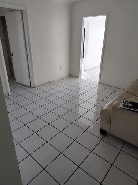 Building Photo - 1605 NE Miami Gardens Dr