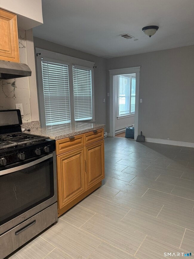 Building Photo - 158 Alder St