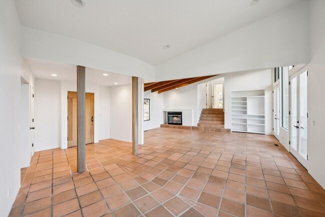 Building Photo - Charming 4BR Home Available in Private Portola Valley Cul de Sac