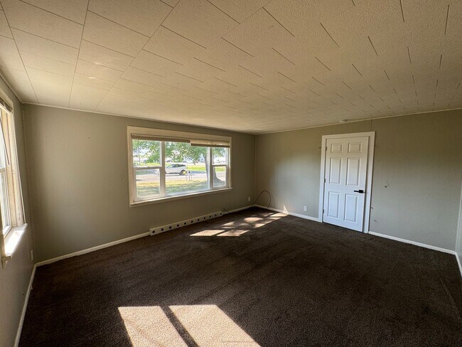 Building Photo - Spacious 3-Bedroom, 1-Bathroom Home with Pole Building – $1,525/Month