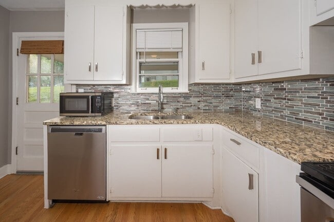 Building Photo - **UPDATED 3-BEDROOM DUPLEX WITH ATTACHED G...