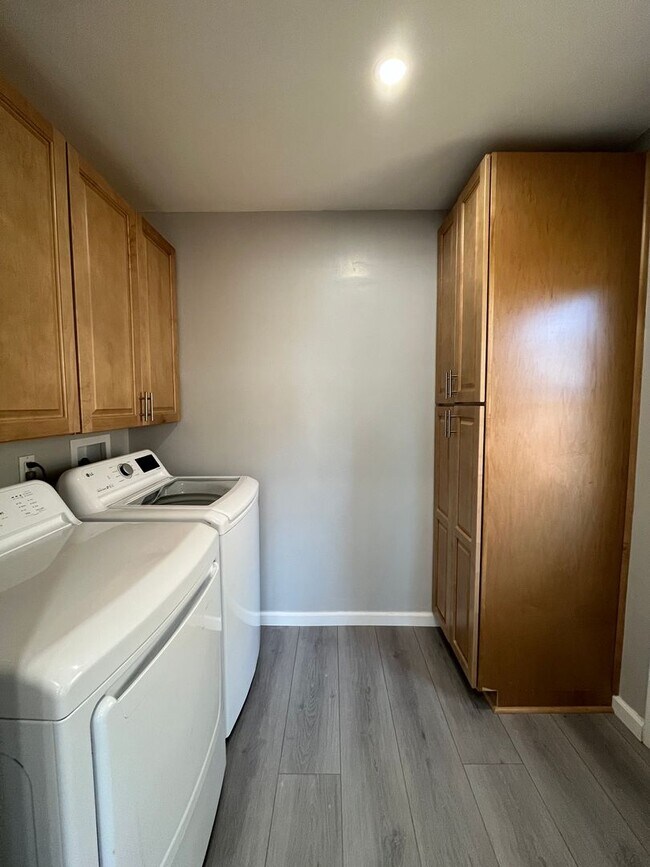 Building Photo - Upgraded 3+2 in Canoga Park w/central HVAC, wood floors + appliances!