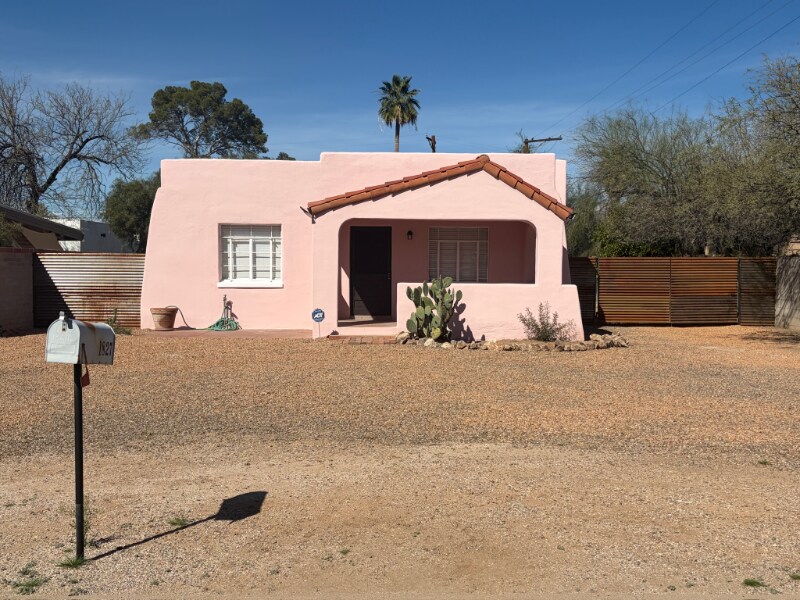 Building Photo - 1827 E Linden St