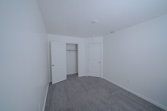 Building Photo - Spacious Townhome for Rent – Prime Location!