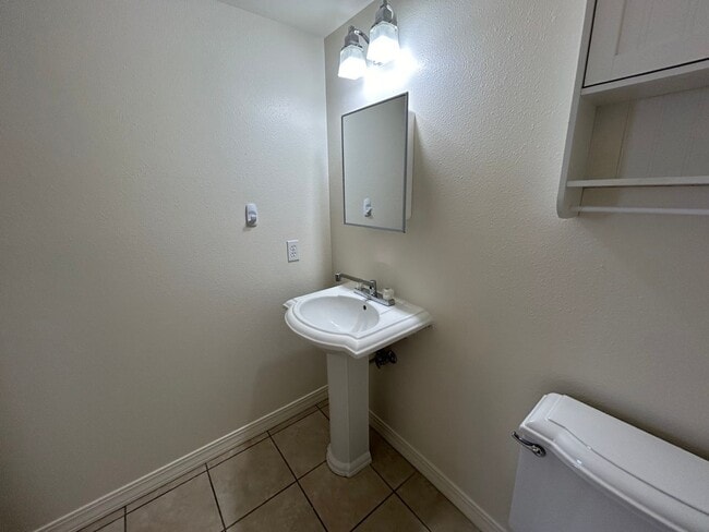 Building Photo - 3 Bed 1.5 Bath Townhome In Excellent Neighborhood