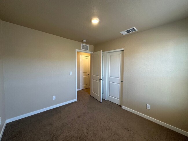 Building Photo - Adorable Lemmon Valley Townhome!