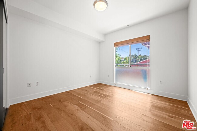 Building Photo - 7133 Hawthorn Ave