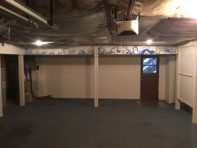 Building Photo - 3 bedroom 2 bathroom Duplex