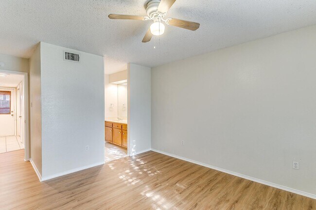 Building Photo - Great 2 Bed 2 Bath Townhouse in S Arlington- 76017