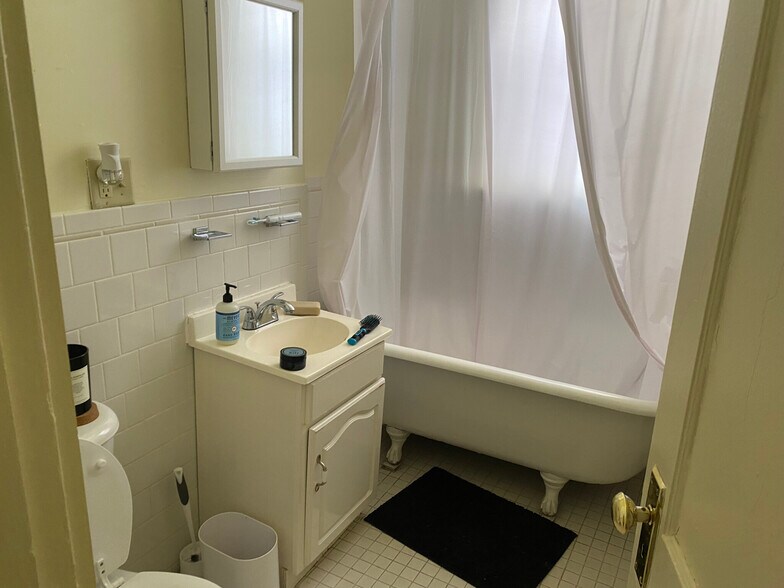 Building Photo - 16 Queensberry St