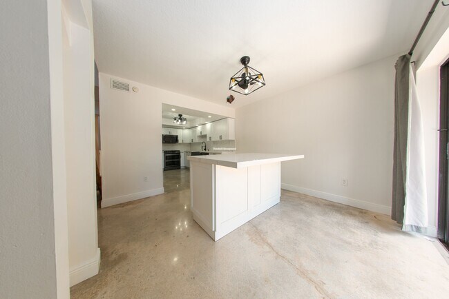 Building Photo - 6724 SW 114th Pl