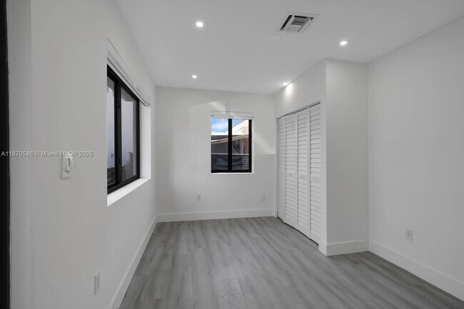 Building Photo - 1103 SW 12th St