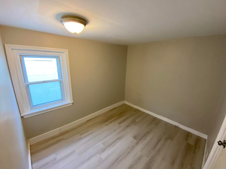 Building Photo - 2127 2nd Ave