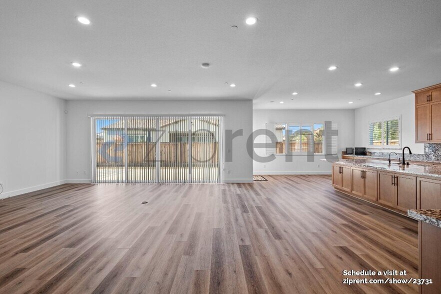 Building Photo - Unit