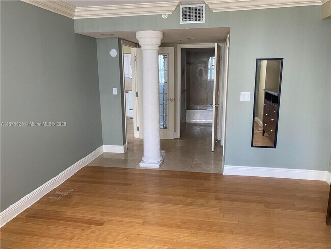 Building Photo - 1155 Brickell Bay Dr
