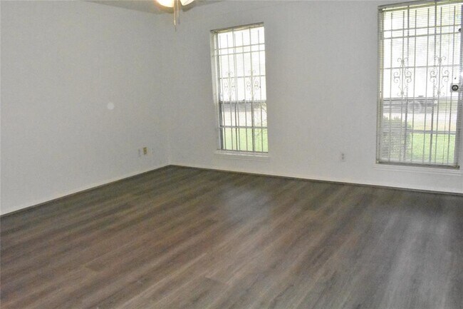 Building Photo - 10427 Huntington Wood Dr