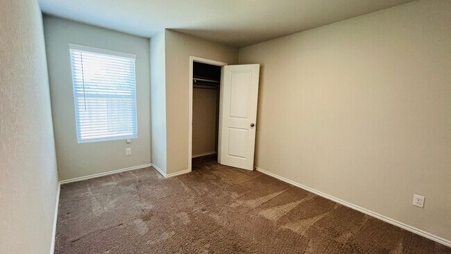 Building Photo - Spacious 4BR w/ Large Backyard – Close to ...