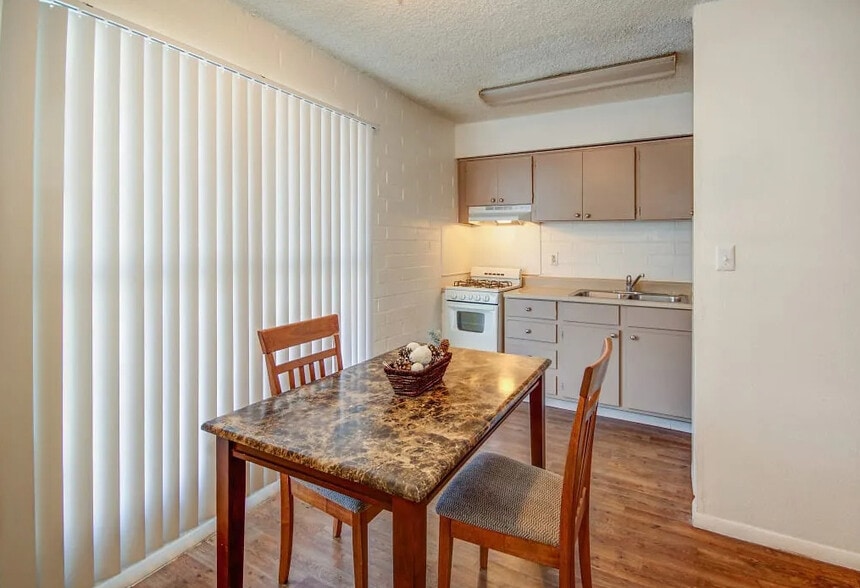 Building Photo - The Retro