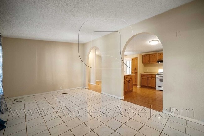 Building Photo - Charming 4 Bed/2.5 Bath Home With Spacious Backyard And Gated Entrance!