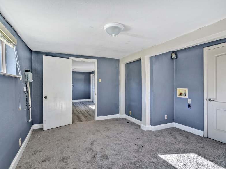 Building Photo - 731 W Hull St