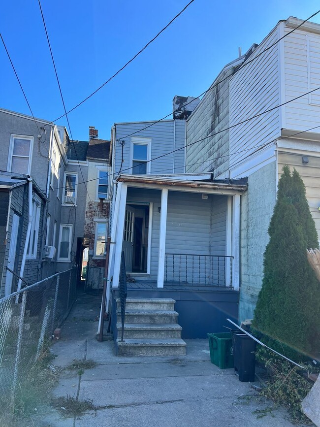 Building Photo - Fully Renovated 3 Bedroom 1 Bath Home Avai...