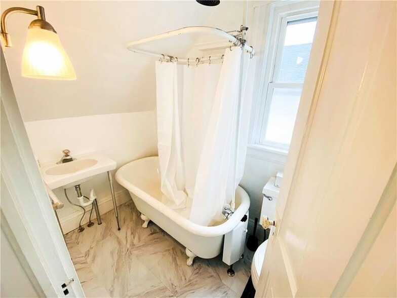 Building Photo - 222 Sanford St