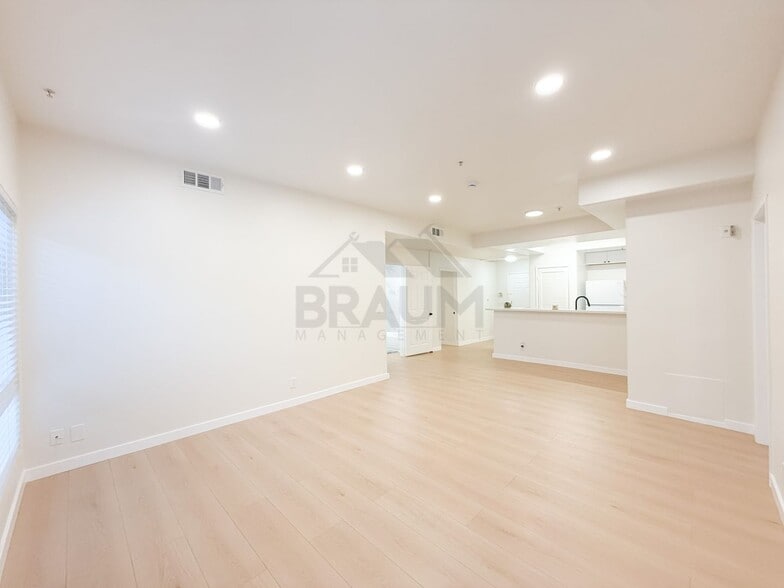Building Photo - 11035 Moorpark St