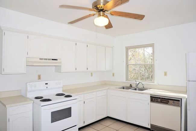 Building Photo - North Garden area/ single family home - Enjoy Country Living only 10 minutes to UVA