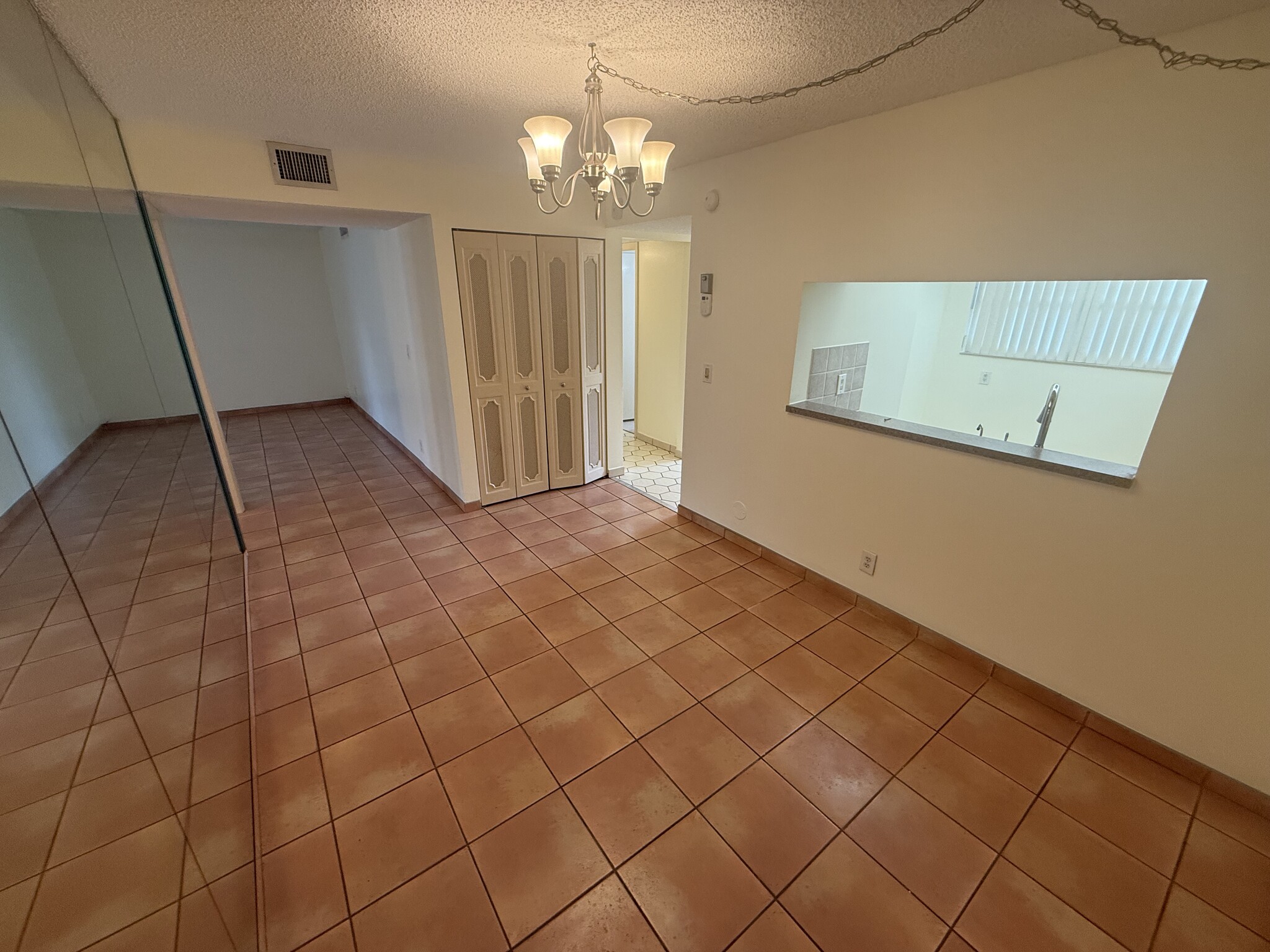 Building Photo - 6075 N Sabal Palm Blvd