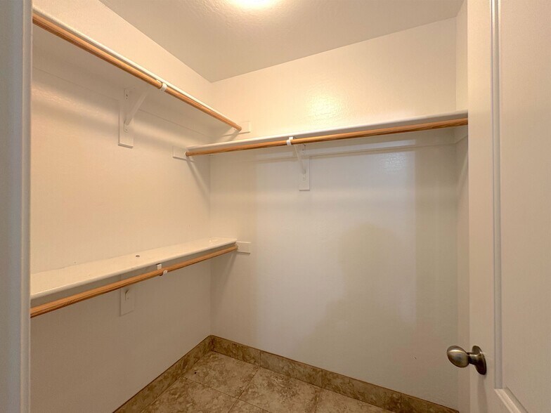 Building Photo - 2048 E Heartwood Ln