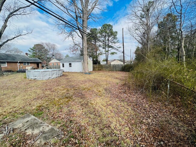 Building Photo - Adorable 3bdrm/1bth Brich Rancher Convenie...