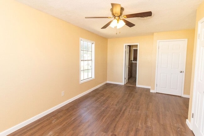 Building Photo - 910 N Carol Ave